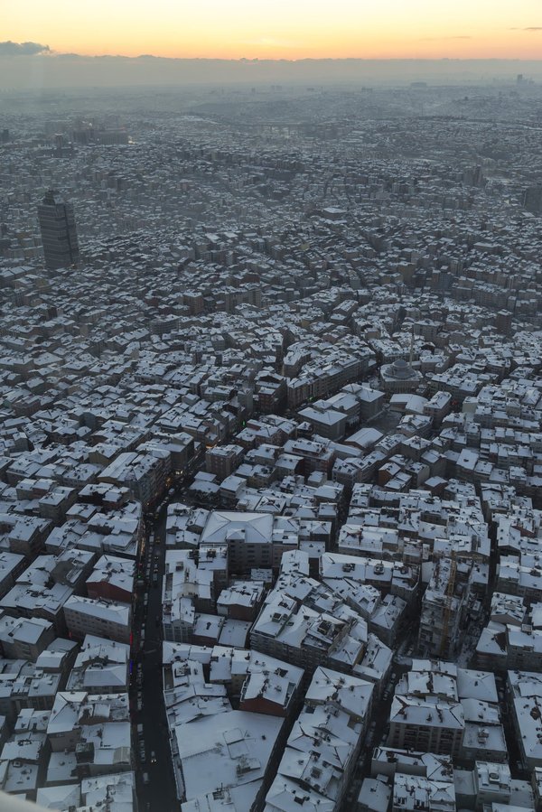 Comment adapter une Aprilia Tuono pour une utilisation quotidienne en ville ?